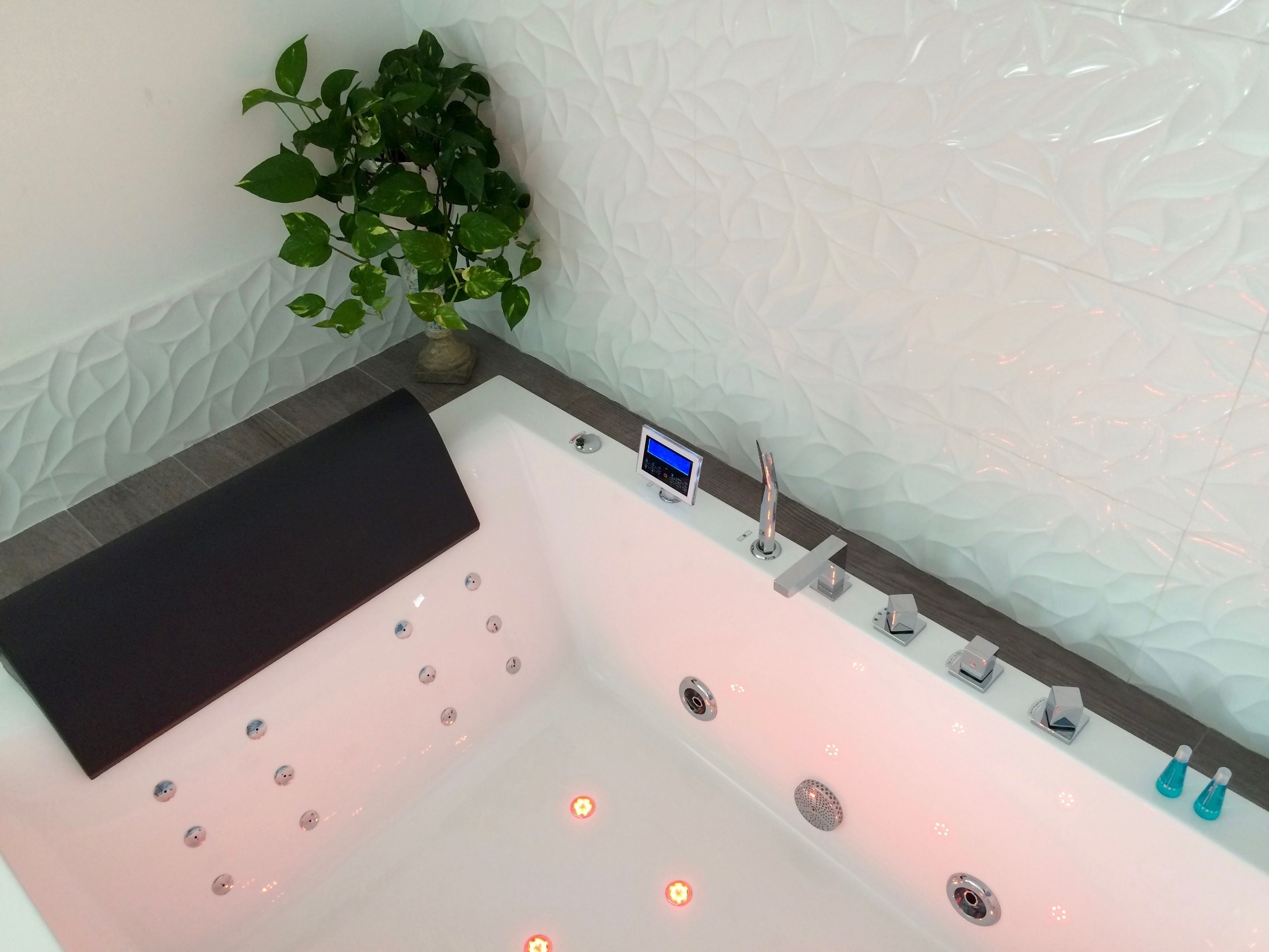 cottage | jetted bathtub