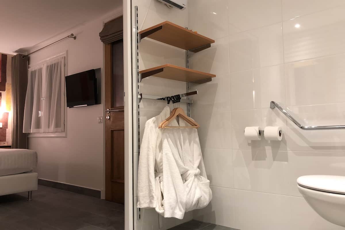double room | bathroom | shower, free toiletries, hair dryer, towels