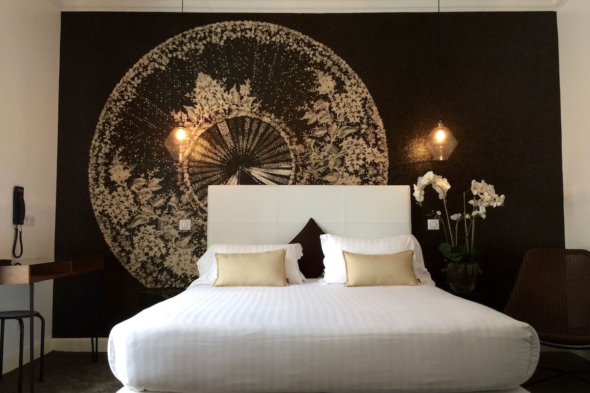 deluxe double room, 1 queen bed | egyptian cotton sheets, premium bedding, select comfort beds