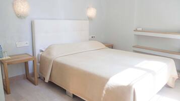 Minibaari, tallelokero huoneessa, työpöytä, äänieristys