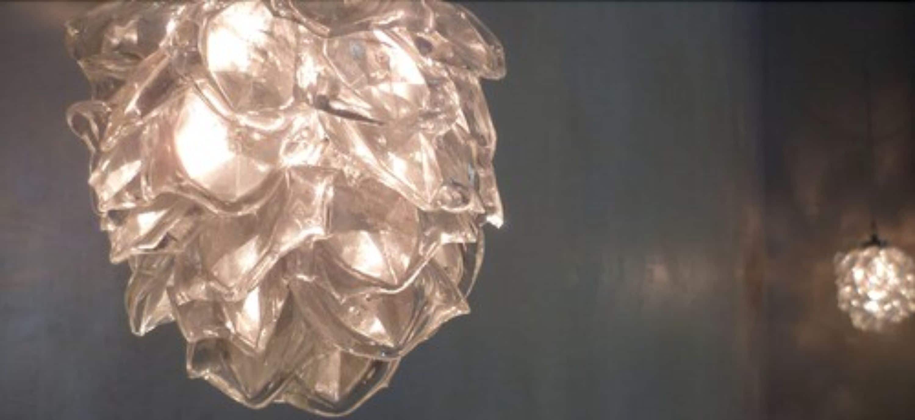 Primer plano de un candelabro de cristal texturizado con superficie reflectante.