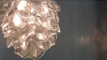Primer plano de un candelabro de cristal texturizado con superficie reflectante.