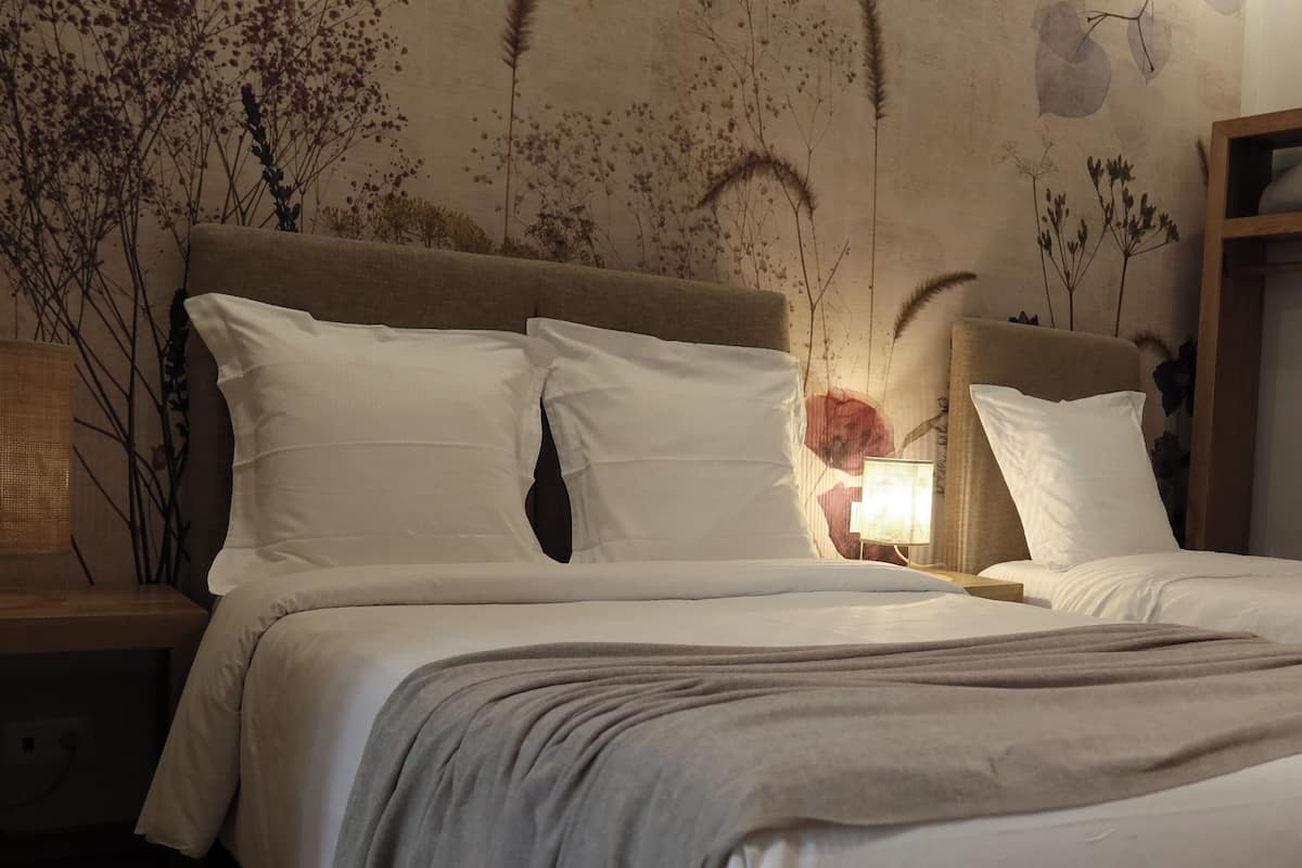 Comfort vierpersoonskamer | Hypoallergeen beddengoed, een bureau, geluiddichte muren
