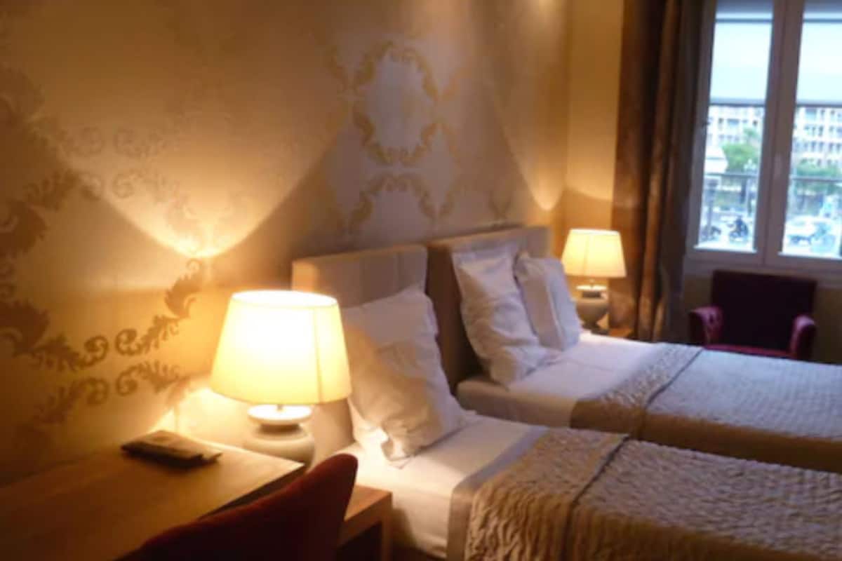 Comfort driepersoonskamer | Hypoallergeen beddengoed, een bureau, geluiddichte muren