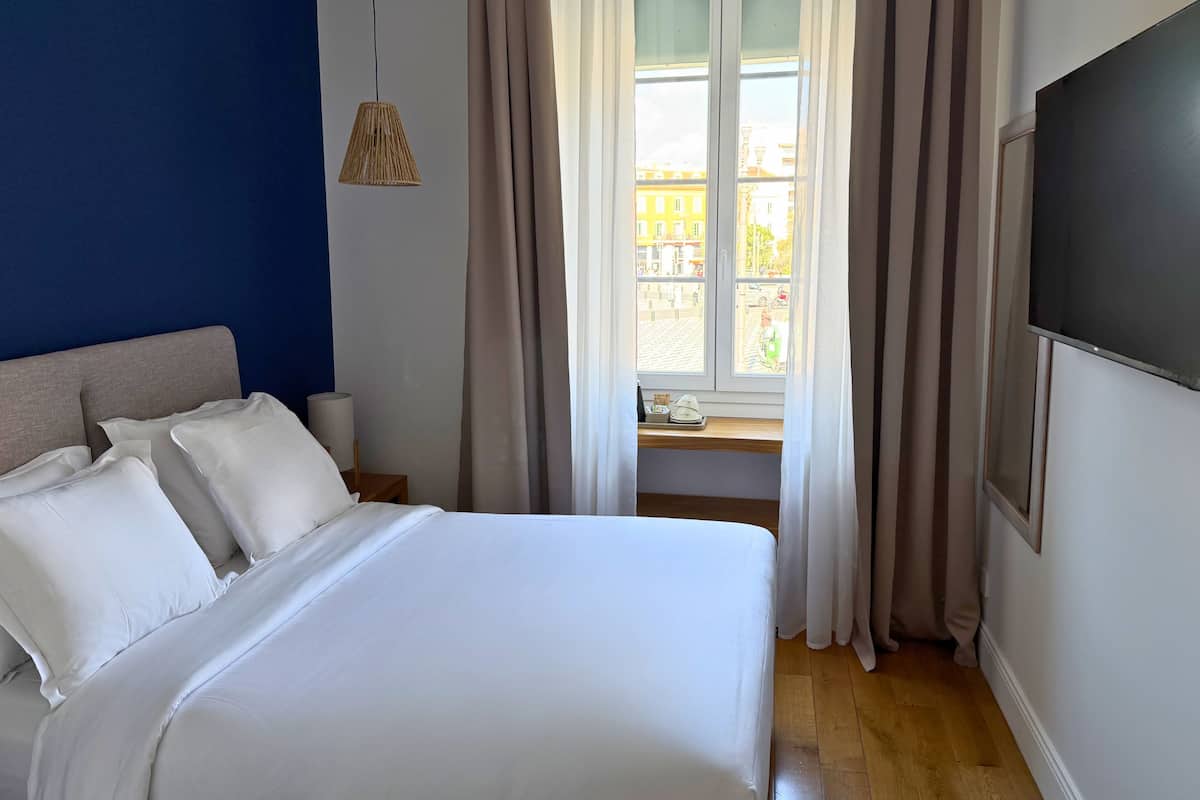 Chambre Classique Massena | Chambres insonorisées, fer et planche à repasser, Wi-Fi gratuit