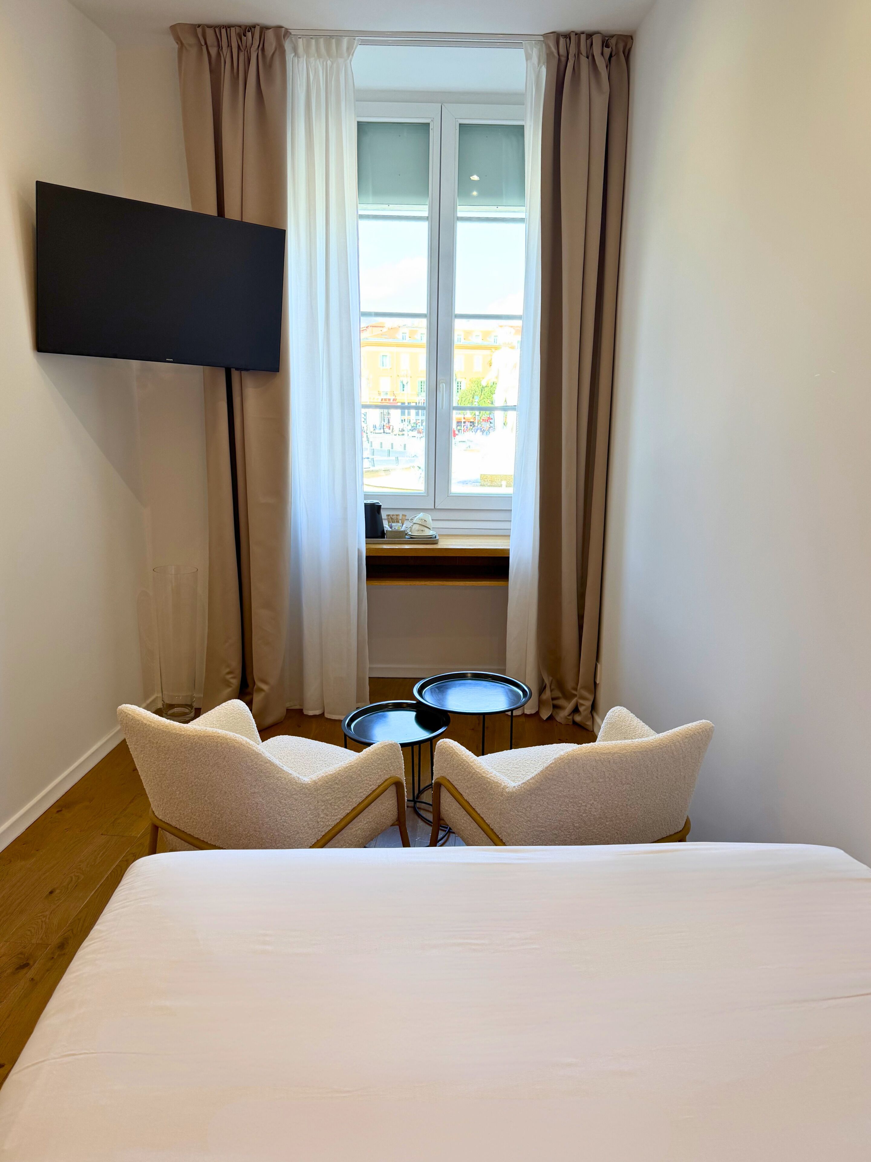 Chambre Supérieure Massena | Chambres insonorisées, fer et planche à repasser, Wi-Fi gratuit