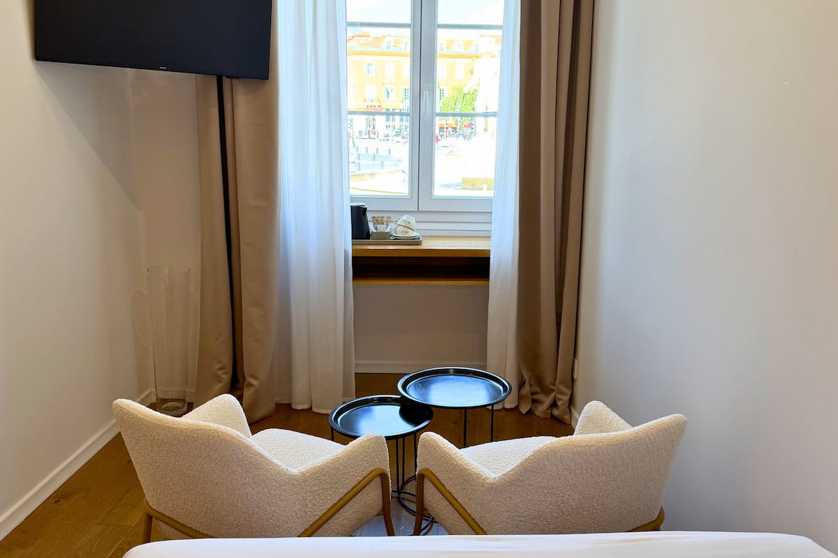 Chambre Supérieure Massena | Chambres insonorisées, fer et planche à repasser, Wi-Fi gratuit