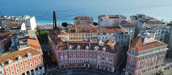 Hotel De La Mer