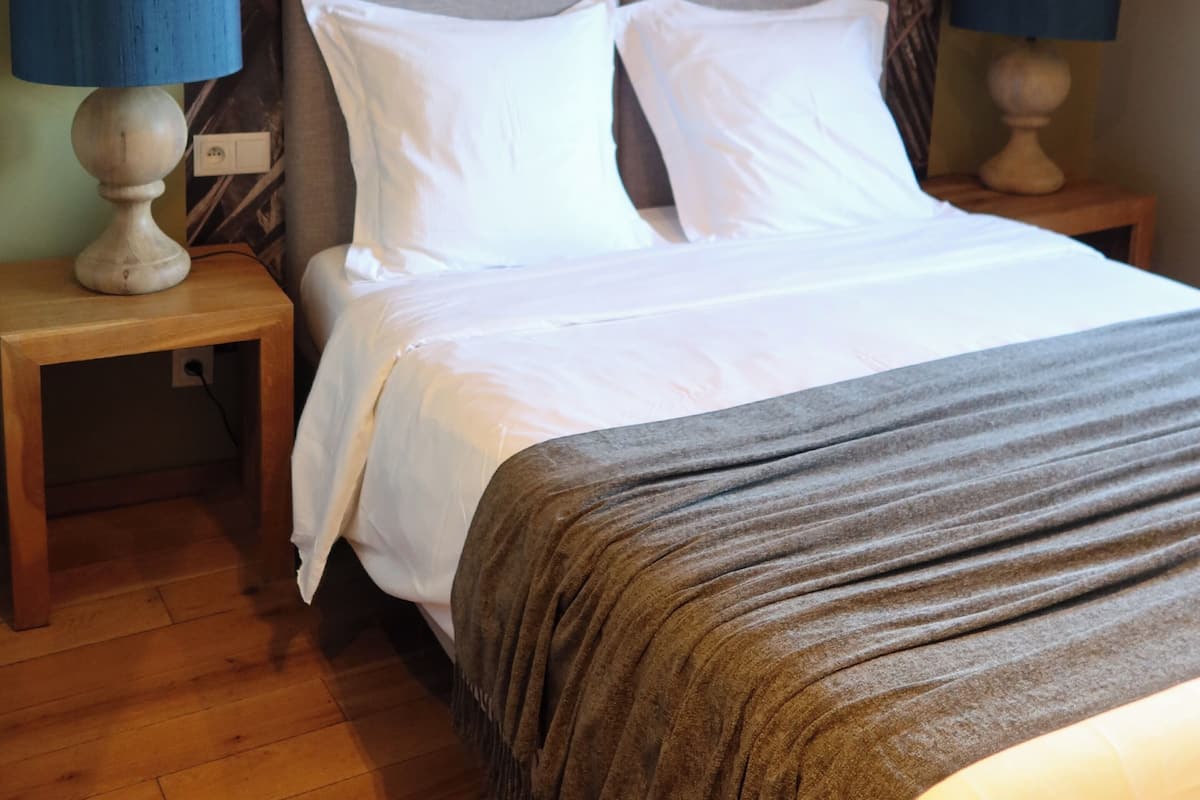 Comfort tweepersoonskamer | Hypoallergeen beddengoed, een bureau, geluiddichte muren