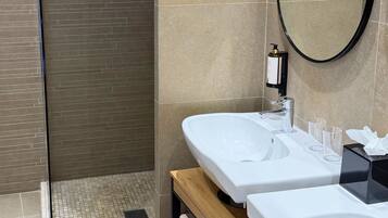 Familienzimmer | Badezimmer | Dusche, kostenlose Toilettenartikel, Haartrockner, Handtücher