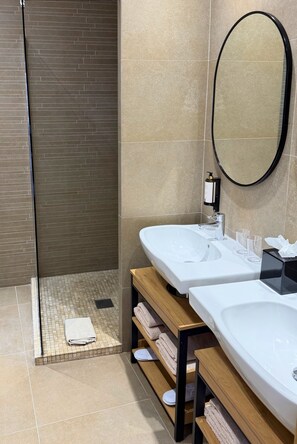 Family Room | Bathroom | Shower, free toiletries, hair dryer, towels - Hotel De La Mer (Nice)