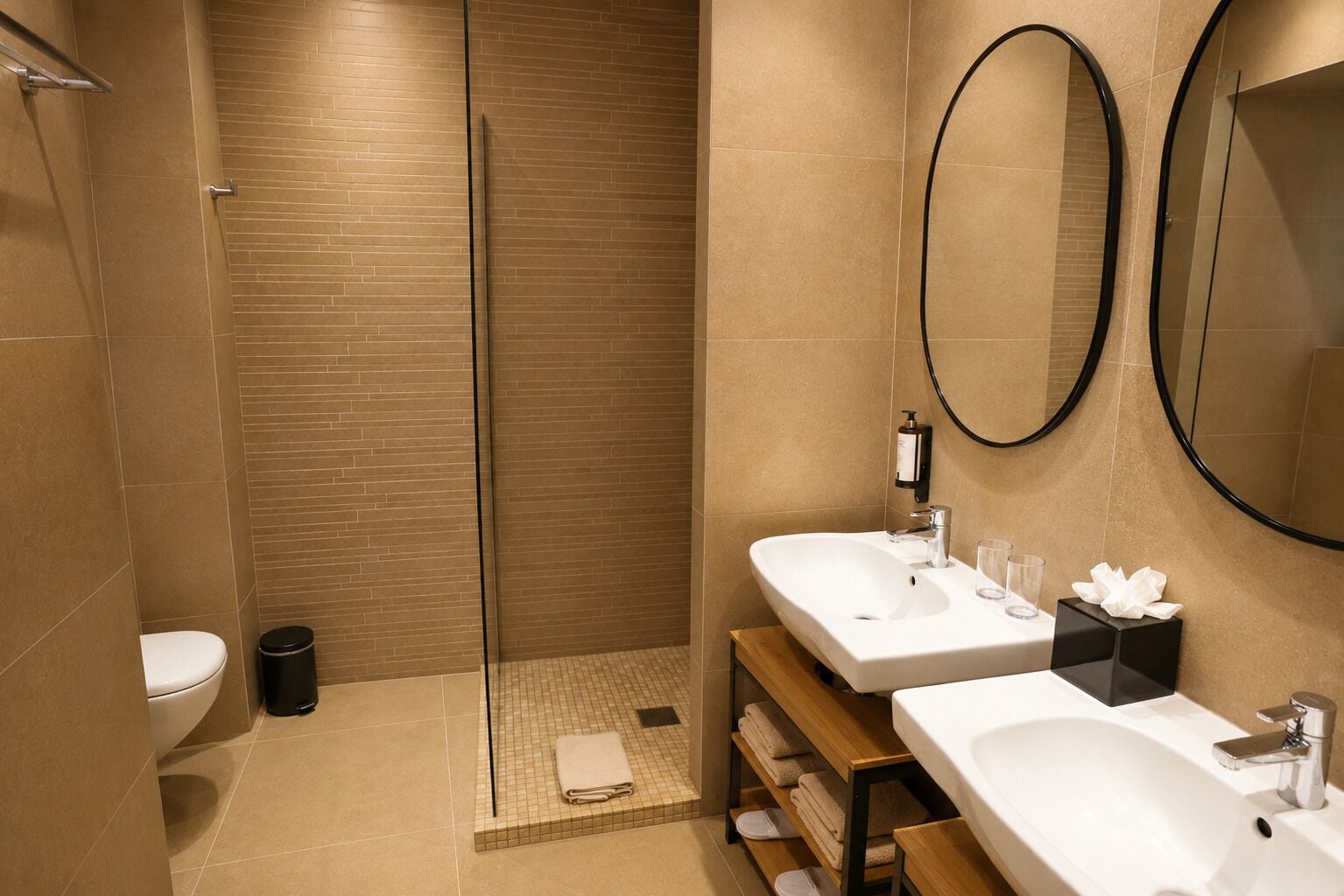 Family Room | Bathroom | Shower, free toiletries, hair dryer, towels