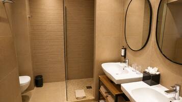 Chambre Familiale | Salle de bain | Douche, articles de toilette gratuits, sèche-cheveux