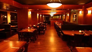 Lunch and dinner served, seafood - Inn on the Gulf (Hudson)