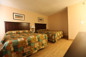 1 soverom, skrivebord, blendingsgardiner og strykejern/-brett