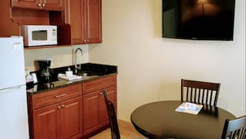 Refrigerador con freezer, microondas, cafetera/tetera, tostadora