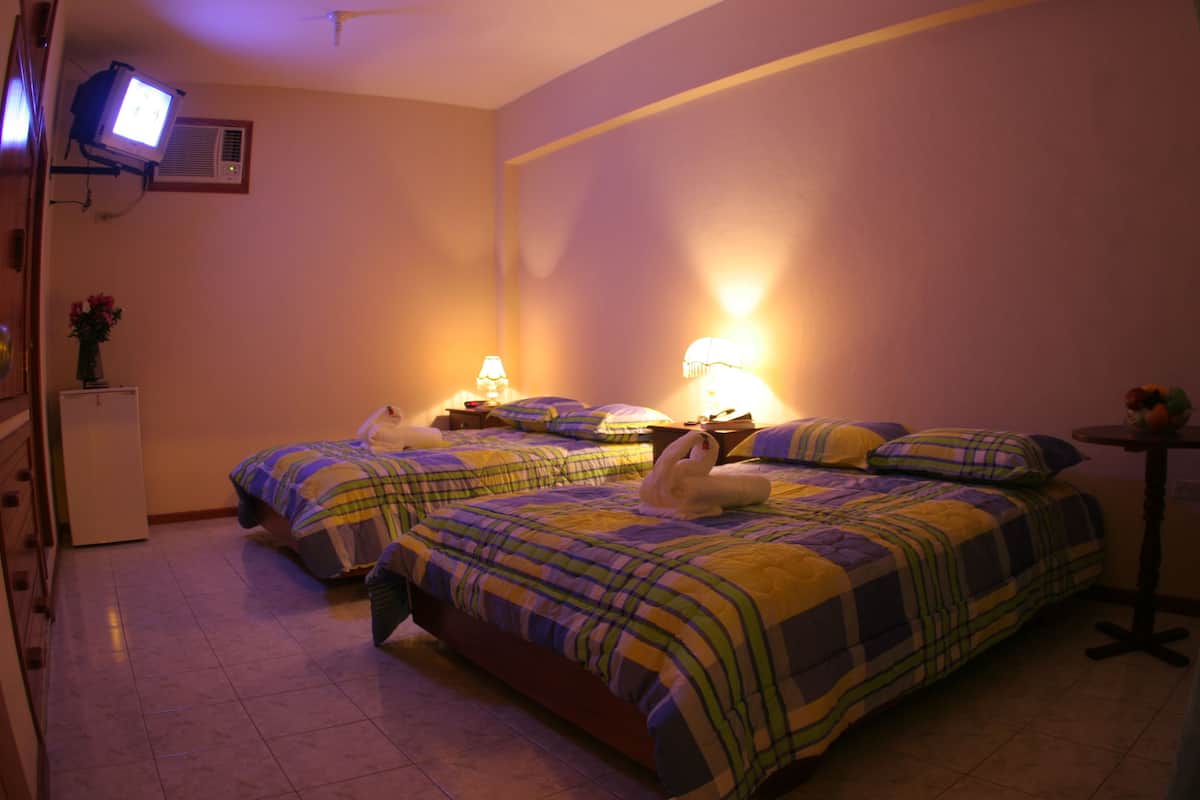 Habitación Confort con 1 cama matrimonial o 2 individuales, para no fumadores, vista a la alberca | Caja de seguridad en la habitación, escritorio y wifi gratis