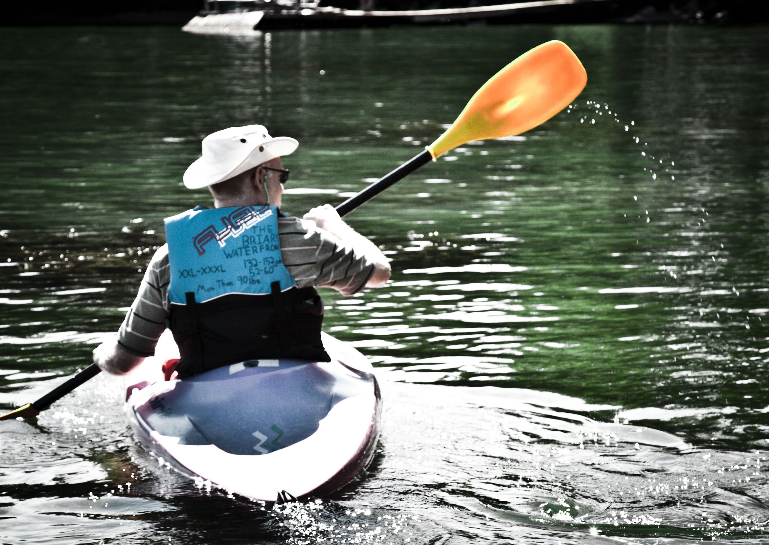 Una persona en un kayak sobre el agua.