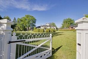 Front of property - The Briars Resort & Spa (Georgina)