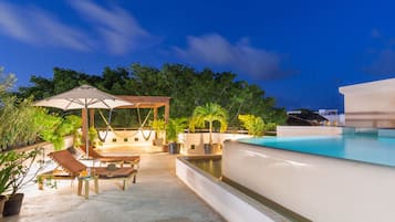 Outdoor pool, open 8:00 AM to 10:00 PM, pool loungers