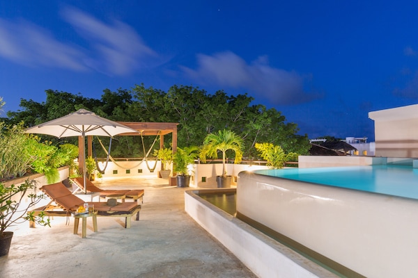 Alberca al aire libre, acceso de 08:00 a 22:00, y camastros