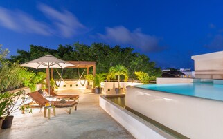 Outdoor pool, open 8:00 AM to 10:00 PM, pool loungers
