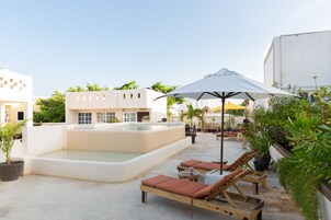 Outdoor pool, open 8:00 AM to 10:00 PM, pool loungers
