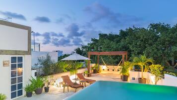 Outdoor pool, open 8:00 AM to 10:00 PM, sun loungers