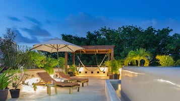 Una piscina al aire libre (de 08:00 a 22:00), tumbonas