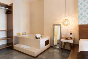 Luxury Room, 1 King Bed with Jacuzzi | Banheira de hidromassagem