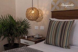 Luxury Room, 1 King Bed with Jacuzzi | Cofres nos quartos, cortinas blackout, Wi-Fi de cortesia