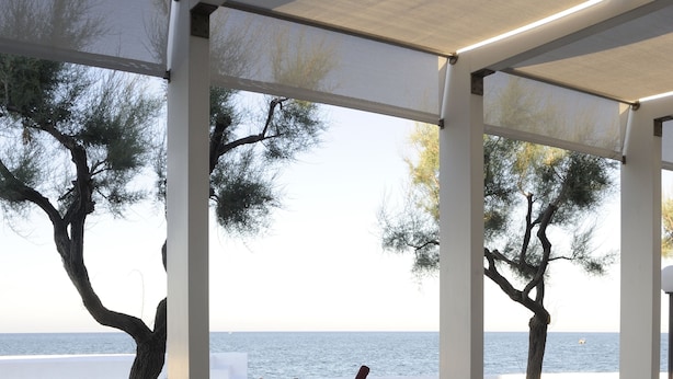 A table set for two with a view of the sea, white wicker chairs, and a tablecloth. - Hotel La Sorgente (Fasano)