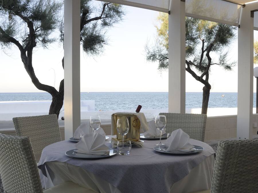 Breakfast, lunch, dinner served; Regional cuisine