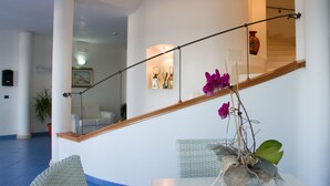 A modern interior with a staircase, a dining area, and a living space. - Hotel La Sorgente (Fasano)