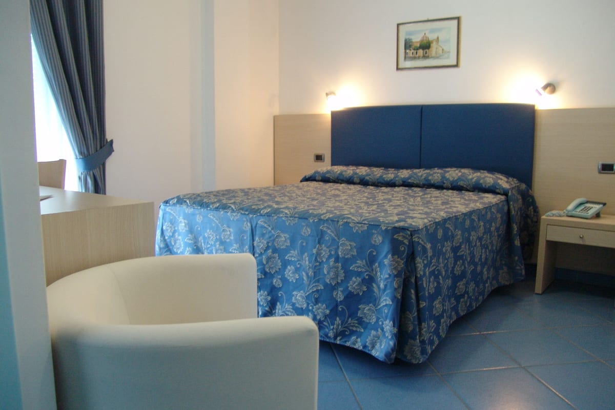 standard double or twin room | minibar, in-room safe, desk, free wifi