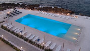 Außenpool (je nach Saison geöffnet), Sonnenschirme, Liegestühle