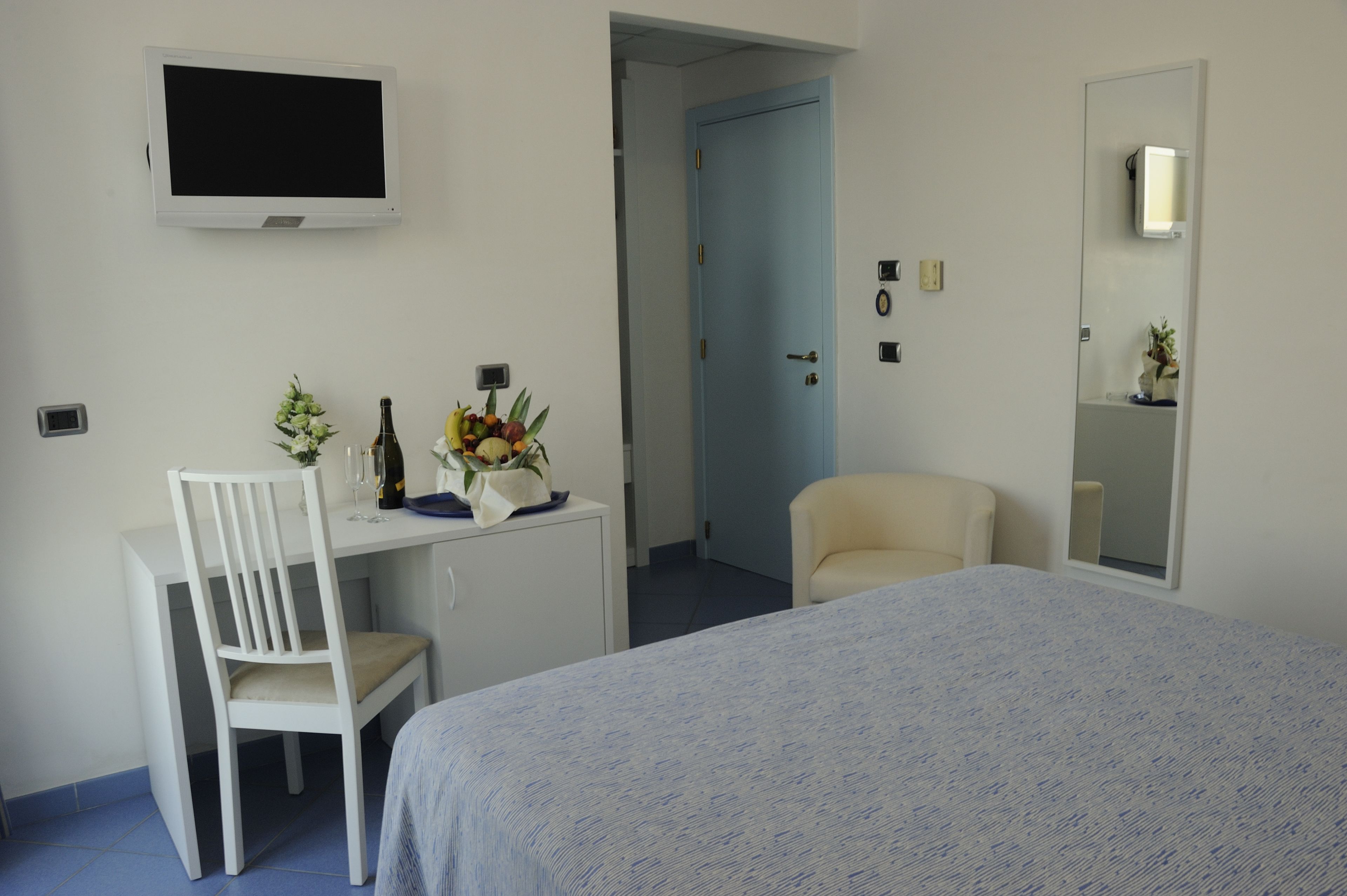 minibar, in-room safe, desk, free wifi