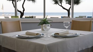 A table set for two with a view of the sea. - Hotel La Sorgente (Fasano)