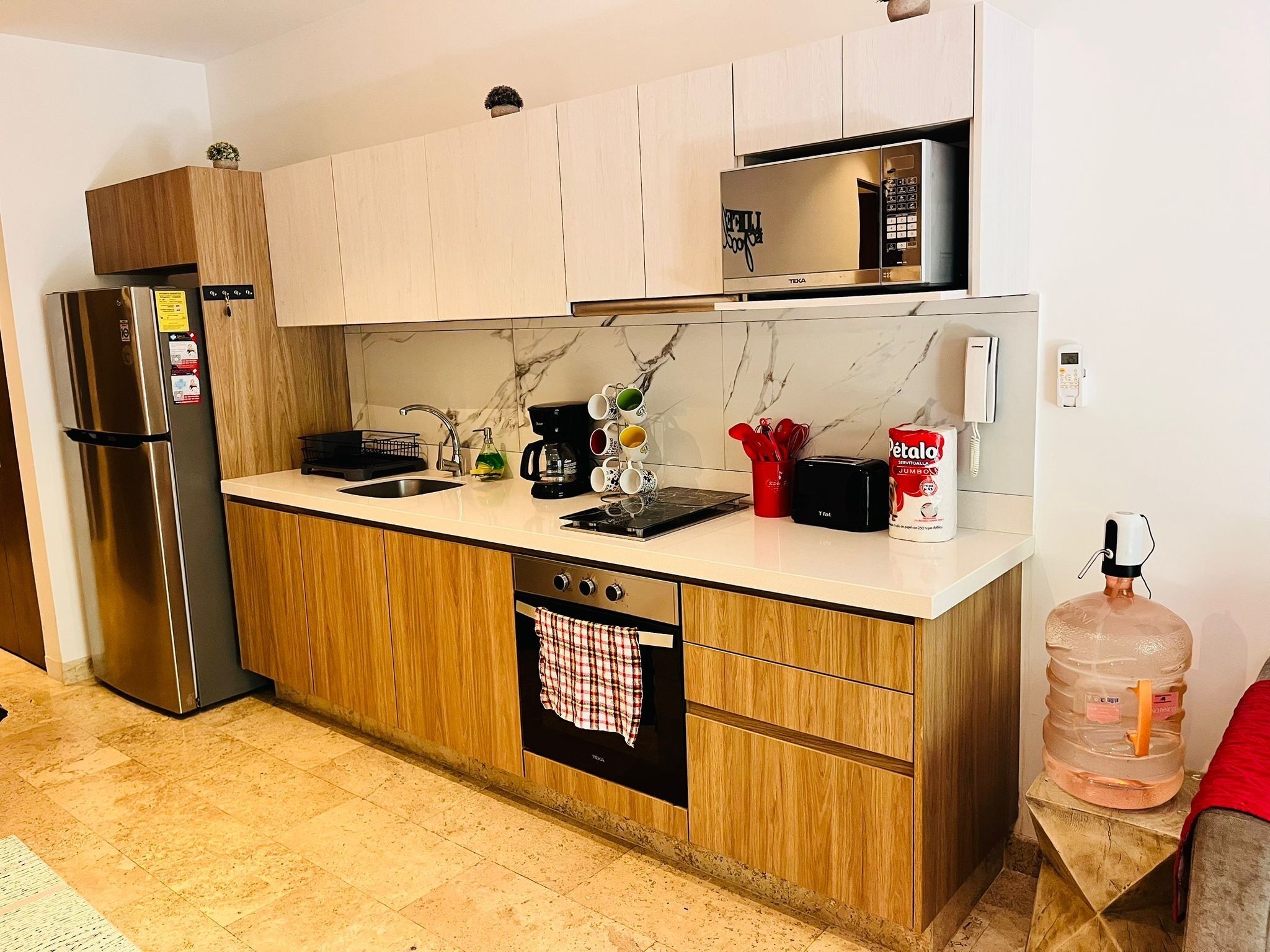 fridge, coffee/tea maker, electric kettle