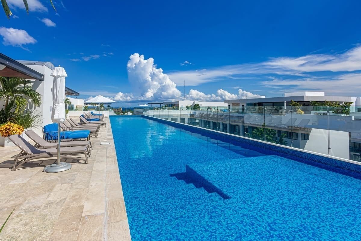 4 piscinas al aire libre, sombrillas