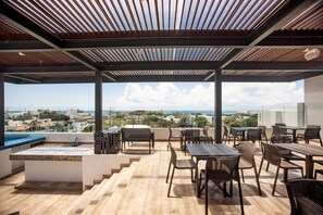 Bar junto a la piscina