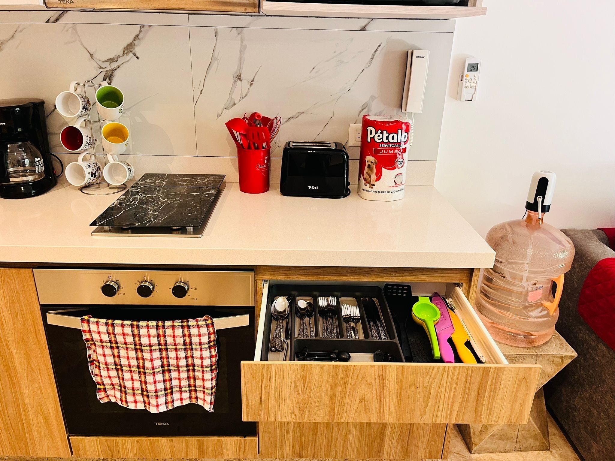 fridge, coffee/tea maker, electric kettle