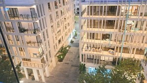 Un bâtiment moderne à étages, doté de balcons et d’une cour intérieure.