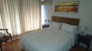 Apartamento superior, 1 habitación, cocina, vistas a la ciudad | Caja fuerte, tabla de planchar con plancha, wifi gratis y ropa de cama
