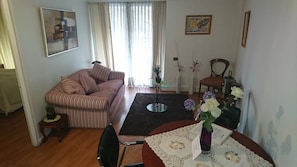 Apartamento superior, 1 habitación, cocina, vistas a la ciudad | Zona de estar | Una televisión de pantalla plana