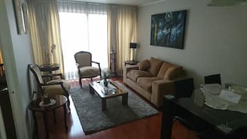 Departamento superior, 1 habitación, cocina, vista a la ciudad | Área de sala de estar | Televisión de pantalla plana