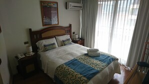 Apartamento superior, 1 quarto, cozinha, vista para a cidade | Cofres nos quartos, ferros/tábuas de passar roupa, Wi-Fi de cortesia