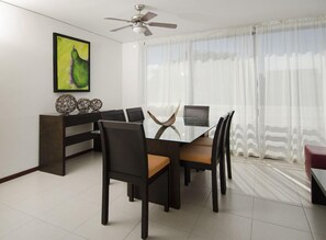 Apartment, 2 Bedrooms, Kitchenette | In-room dining