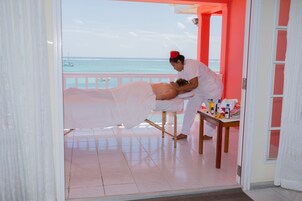 Een massageruimte met uitzicht op zee.