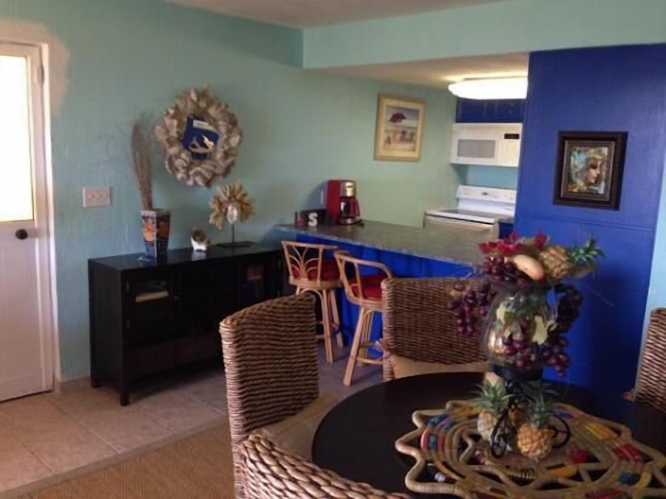 Comfort Condo, 2 Bedrooms, Beach View, Beachside | In-room dining